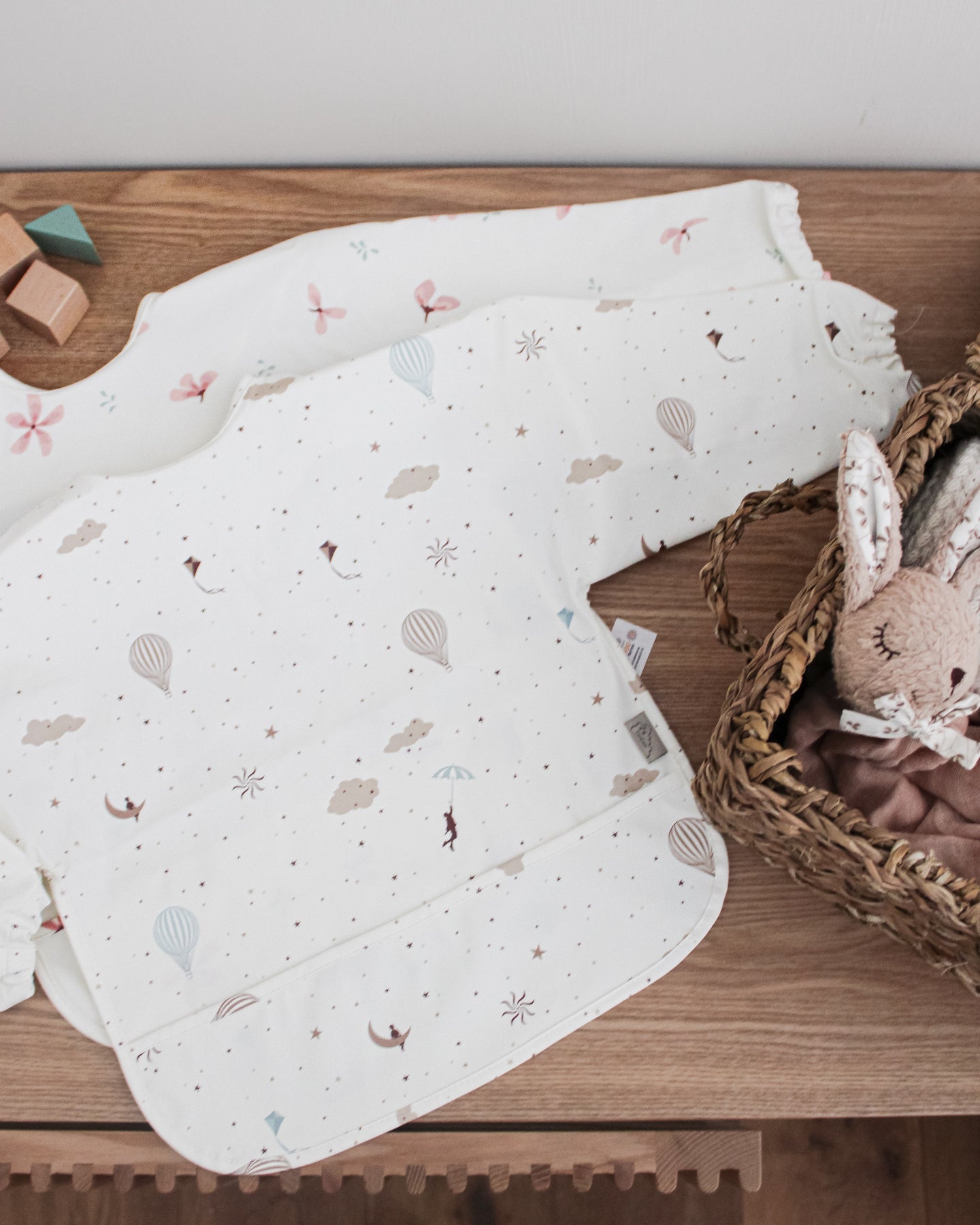 Babero con Mangas, Flor de Viento - Kokoa Home