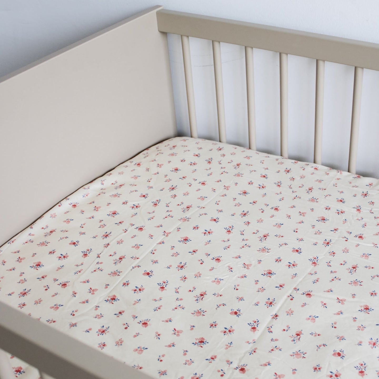 Sábana para Cuna, Frutos Rojos - Kokoa Home