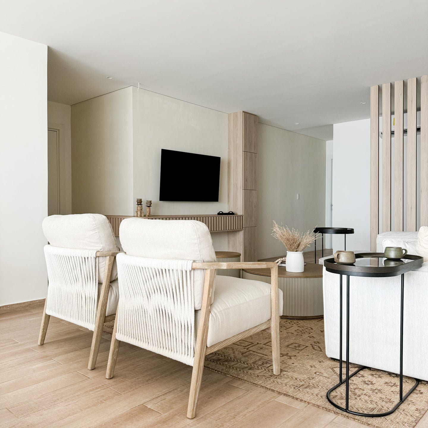 Mesa Lateral Amberes Ovalada - Kokoa Home